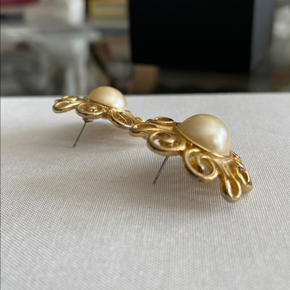 Vintage stud earrings with pearls - Picture 2 of 6